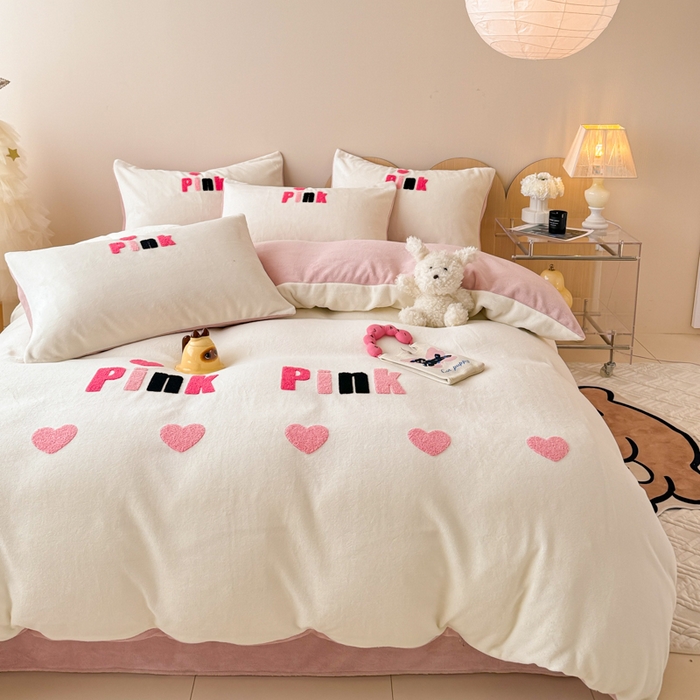 91家纺网 家纺一手货源 找家纺 懒猫家纺 2025新款牛奶绒毛巾绣四件套 粉红爱心