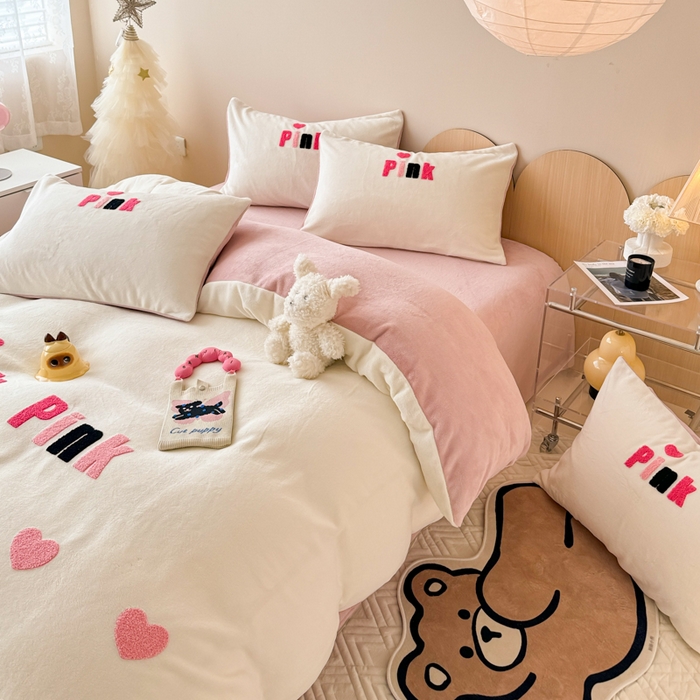 91家纺网 家纺一手货源 找家纺 懒猫家纺 2025新款牛奶绒毛巾绣四件套 粉红爱心