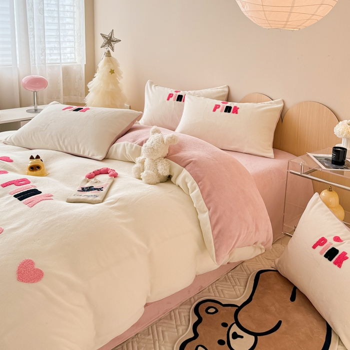 91家纺网 家纺一手货源 找家纺 懒猫家纺 2025新款牛奶绒毛巾绣四件套 粉红爱心