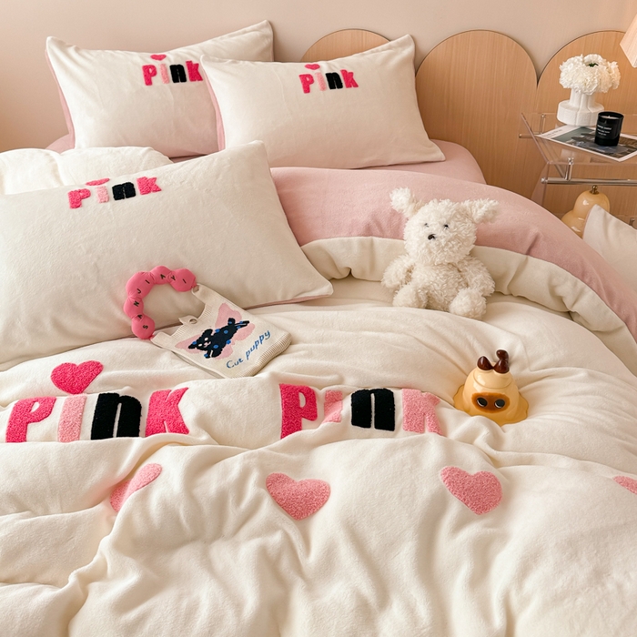 91家纺网 家纺一手货源 找家纺 懒猫家纺 2025新款牛奶绒毛巾绣四件套 粉红爱心