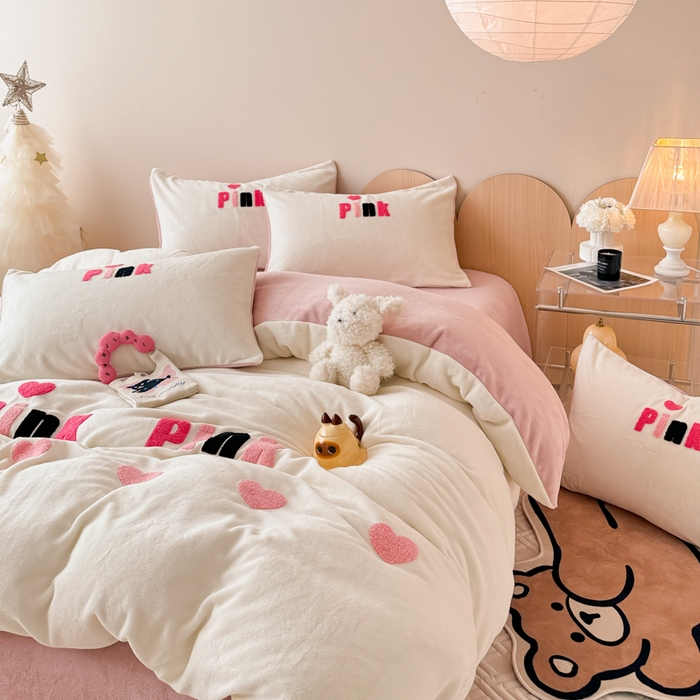 91家纺网 家纺一手货源 找家纺 懒猫家纺 2025新款牛奶绒毛巾绣四件套 粉红爱心