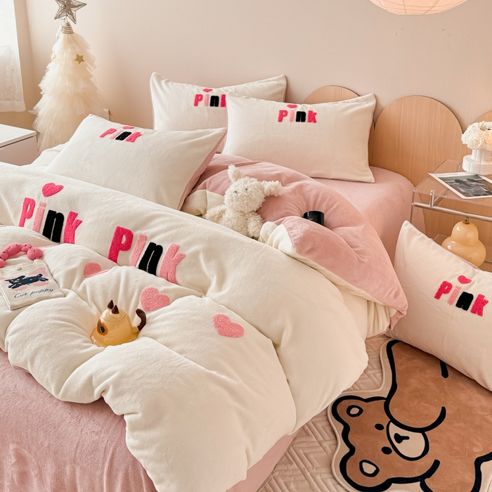 91家纺网 家纺一手货源 找家纺 懒猫家纺 2025新款牛奶绒毛巾绣四件套 粉红爱心