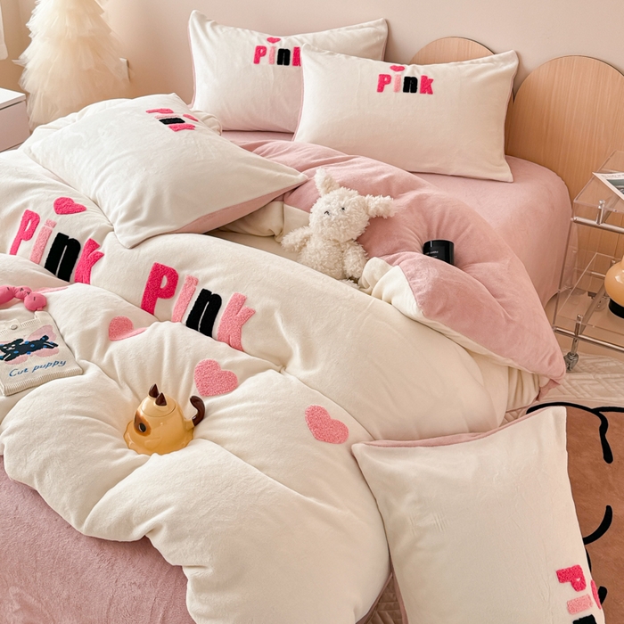 91家纺网 家纺一手货源 找家纺 懒猫家纺 2025新款牛奶绒毛巾绣四件套 粉红爱心