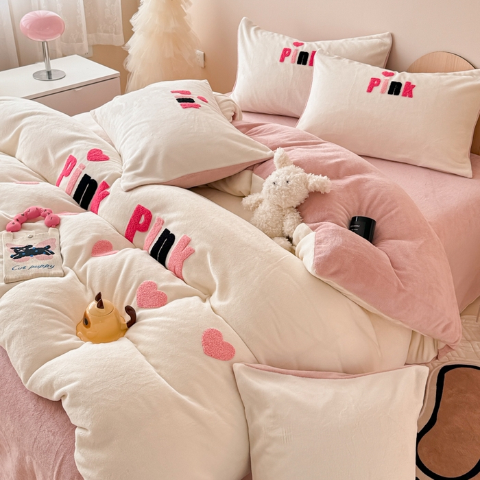 91家纺网 家纺一手货源 找家纺 懒猫家纺 2025新款牛奶绒毛巾绣四件套 粉红爱心