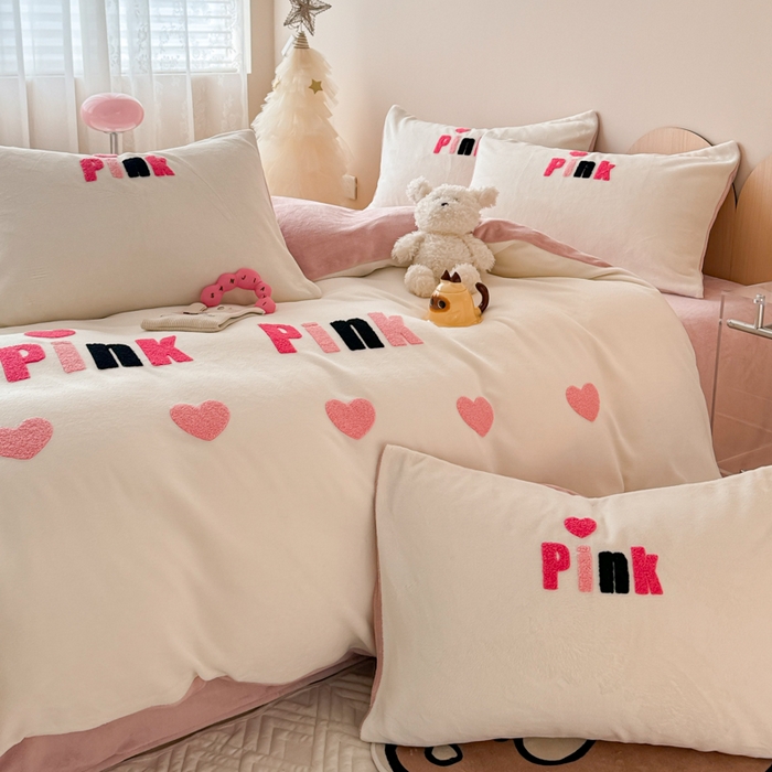 91家纺网 家纺一手货源 找家纺 懒猫家纺 2025新款牛奶绒毛巾绣四件套 粉红爱心