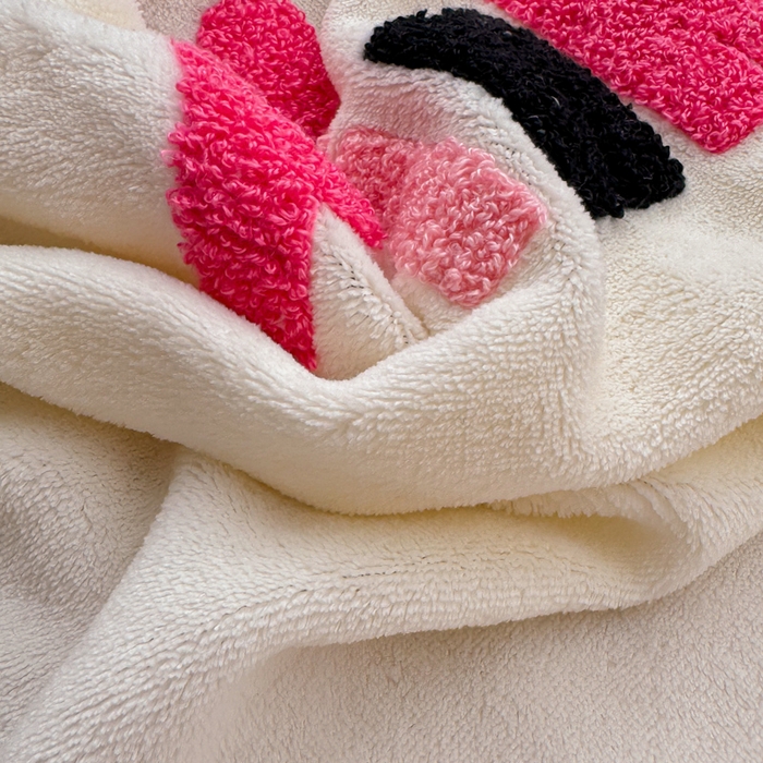 91家纺网 家纺一手货源 找家纺 懒猫家纺 2025新款牛奶绒毛巾绣四件套 粉红爱心