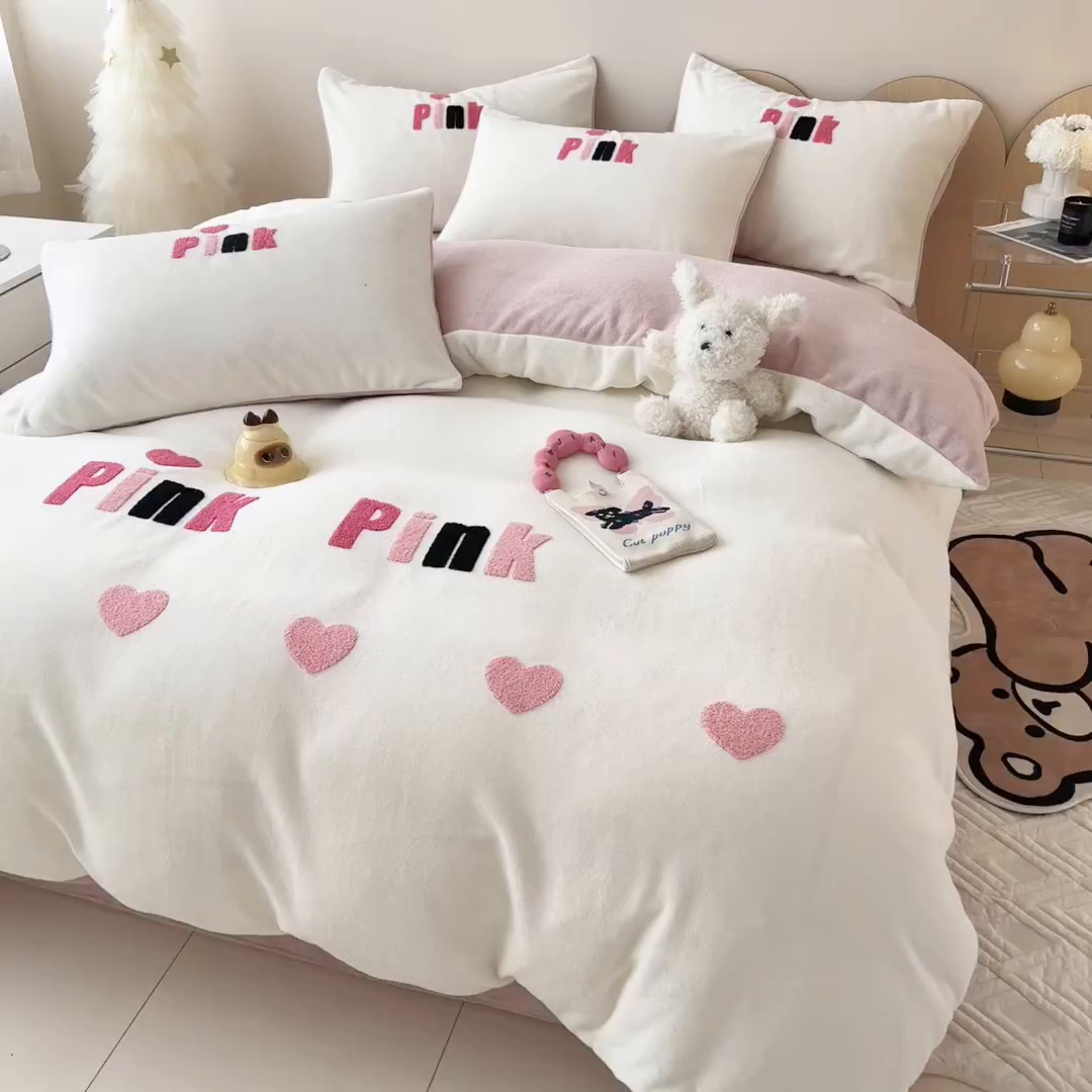 91家纺网 家纺一手货源 找家纺 懒猫家纺 2025新款牛奶绒毛巾绣四件套 粉红爱心