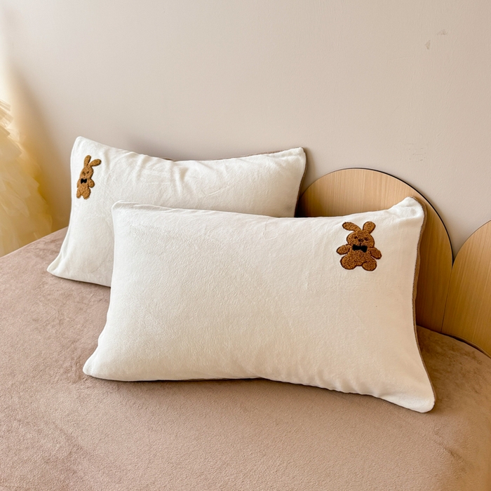 91家纺网 家纺一手货源 找家纺 懒猫家纺 2025新款牛奶绒毛巾绣四件套 公仔小兔