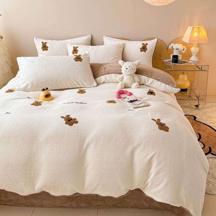 91家纺网 家纺一手货源 找家纺 懒猫家纺 2025新款牛奶绒毛巾绣四件套 公仔小兔