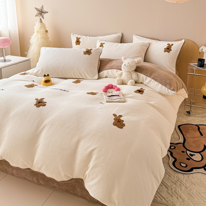 91家纺网 家纺一手货源 找家纺 懒猫家纺 2025新款牛奶绒毛巾绣四件套 公仔小兔