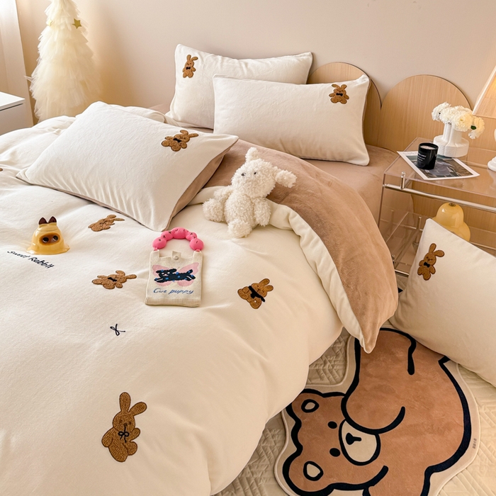 91家纺网 家纺一手货源 找家纺 懒猫家纺 2025新款牛奶绒毛巾绣四件套 公仔小兔