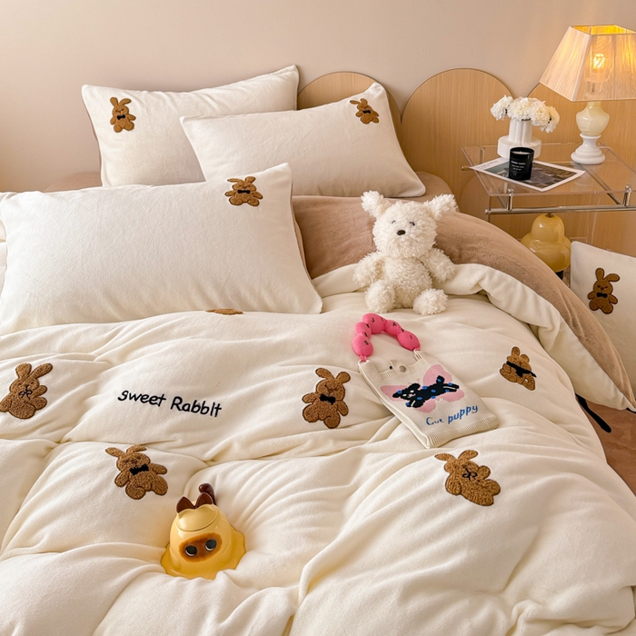 91家纺网 家纺一手货源 找家纺 懒猫家纺 2025新款牛奶绒毛巾绣四件套 公仔小兔