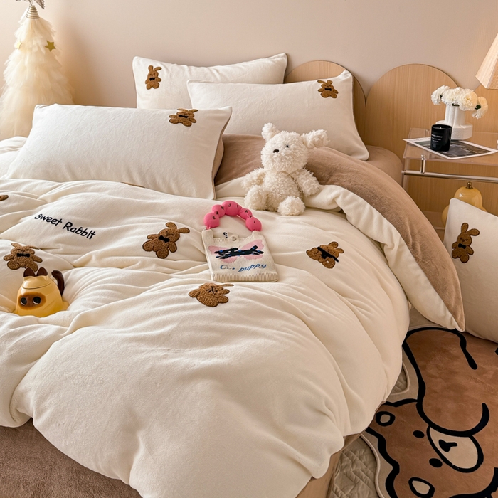 91家纺网 家纺一手货源 找家纺 懒猫家纺 2025新款牛奶绒毛巾绣四件套 公仔小兔