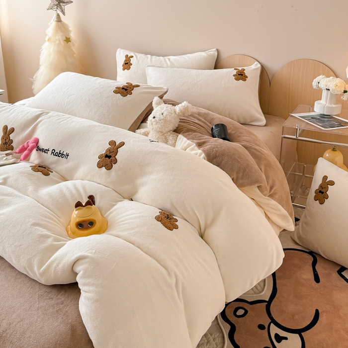 91家纺网 家纺一手货源 找家纺 懒猫家纺 2025新款牛奶绒毛巾绣四件套 公仔小兔