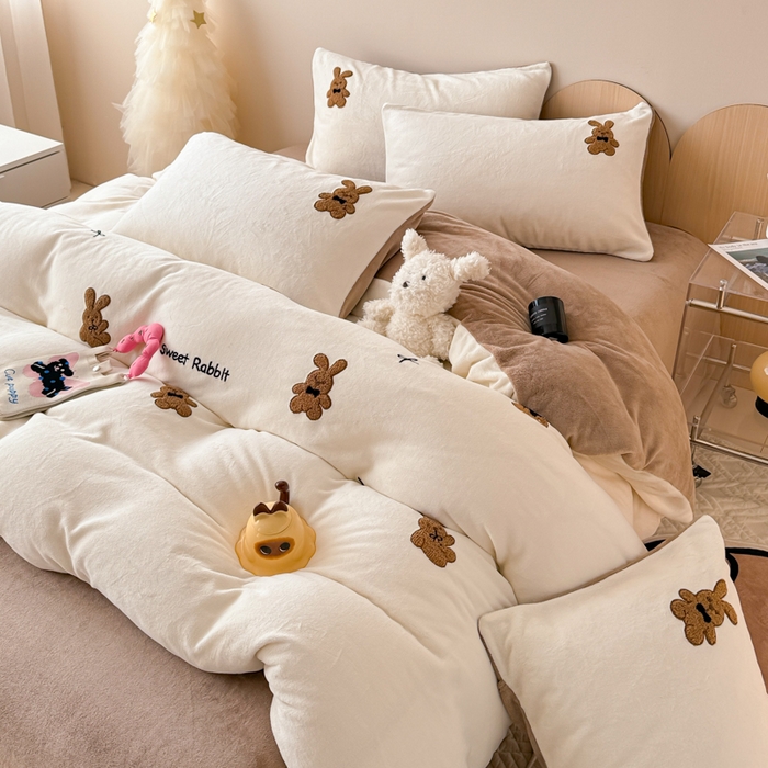 91家纺网 家纺一手货源 找家纺 懒猫家纺 2025新款牛奶绒毛巾绣四件套 公仔小兔