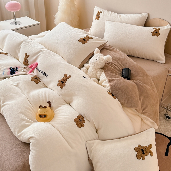 91家纺网 家纺一手货源 找家纺 懒猫家纺 2025新款牛奶绒毛巾绣四件套 公仔小兔