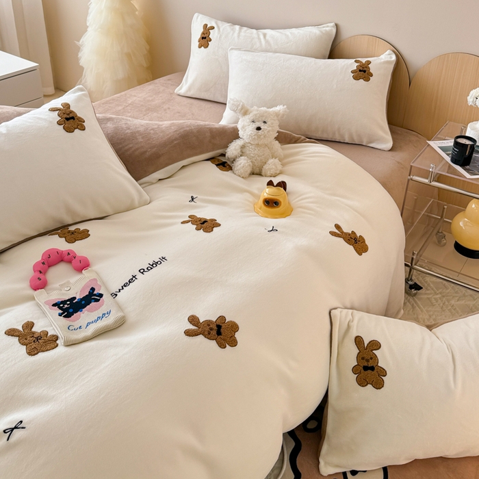 91家纺网 家纺一手货源 找家纺 懒猫家纺 2025新款牛奶绒毛巾绣四件套 公仔小兔