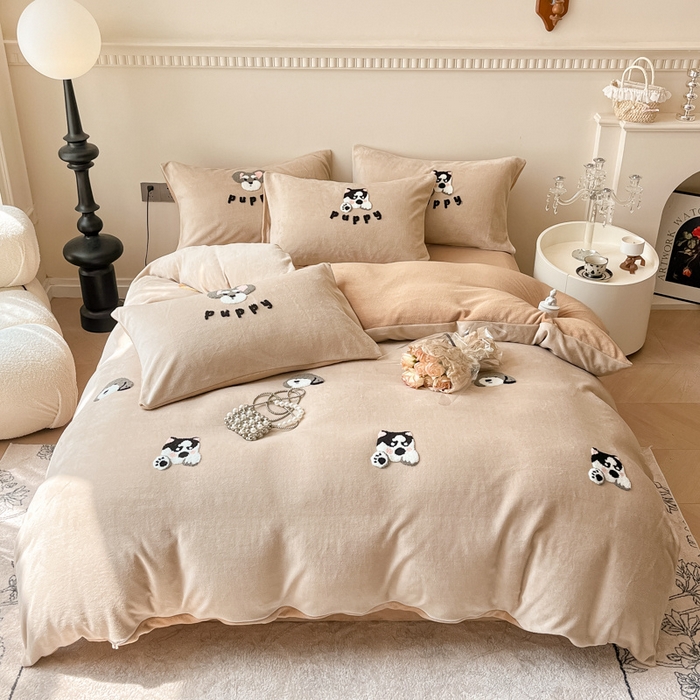 懒猫家纺 2025新款牛奶绒毛巾绣四件套 狗仔派对