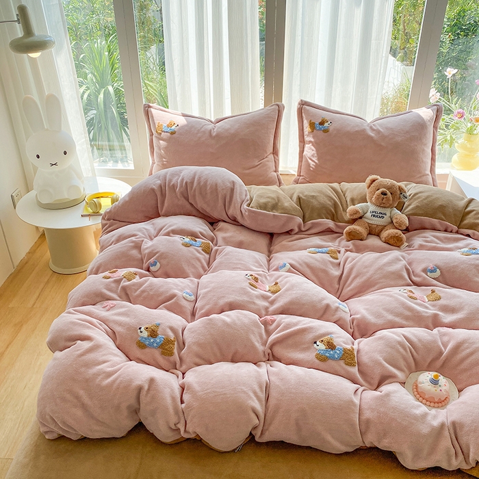 91家纺网 家纺一手货源 找家纺 人人爱家纺 2025新款牛奶绒绣花四件套 幸运狗-玉