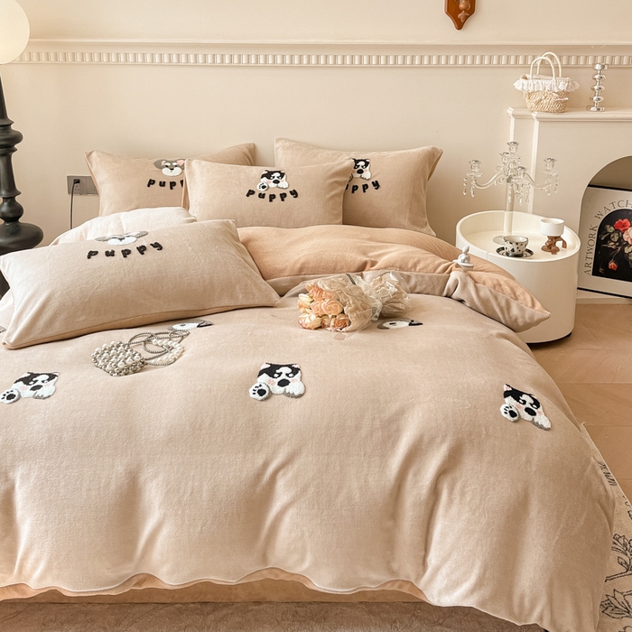 91家纺网 家纺一手货源 找家纺 懒猫家纺 2025新款牛奶绒毛巾绣四件套 狗仔派对