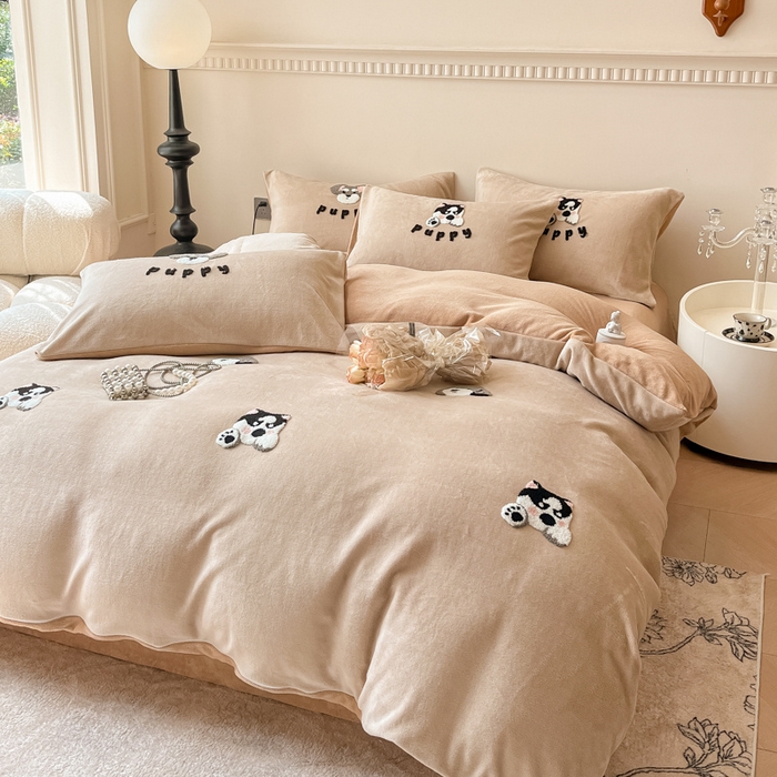 91家纺网 家纺一手货源 找家纺 懒猫家纺 2025新款牛奶绒毛巾绣四件套 狗仔派对