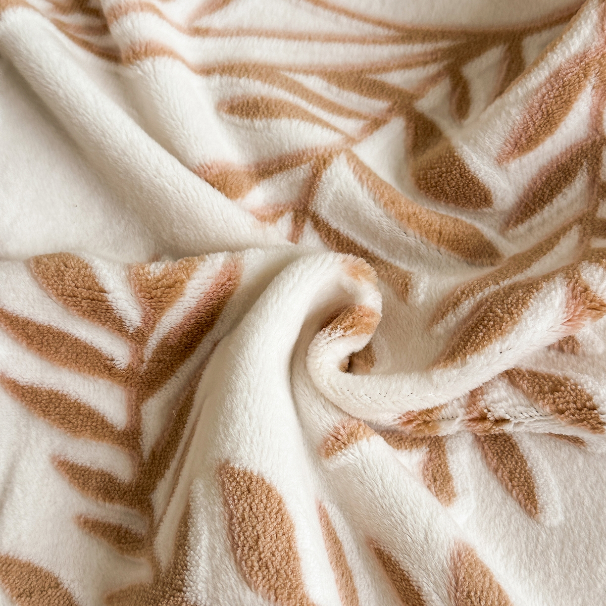 91家纺网 家纺一手货源 找家纺 寐眠 2025新款A类立体雕花牛奶绒四件套-系列二 暖棕雅致