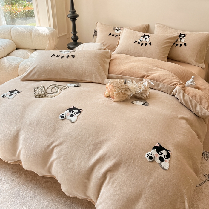 91家纺网 家纺一手货源 找家纺 懒猫家纺 2025新款牛奶绒毛巾绣四件套 狗仔派对