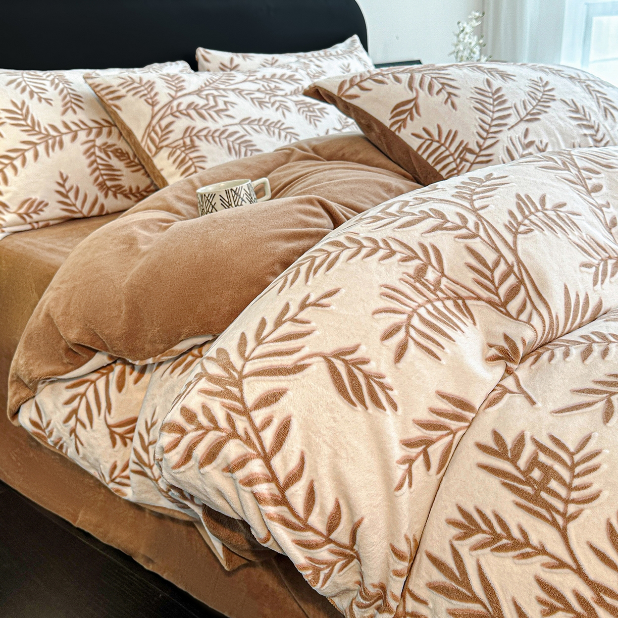 91家纺网 家纺一手货源 找家纺 寐眠 2025新款A类立体雕花牛奶绒四件套-系列二 暖棕雅致