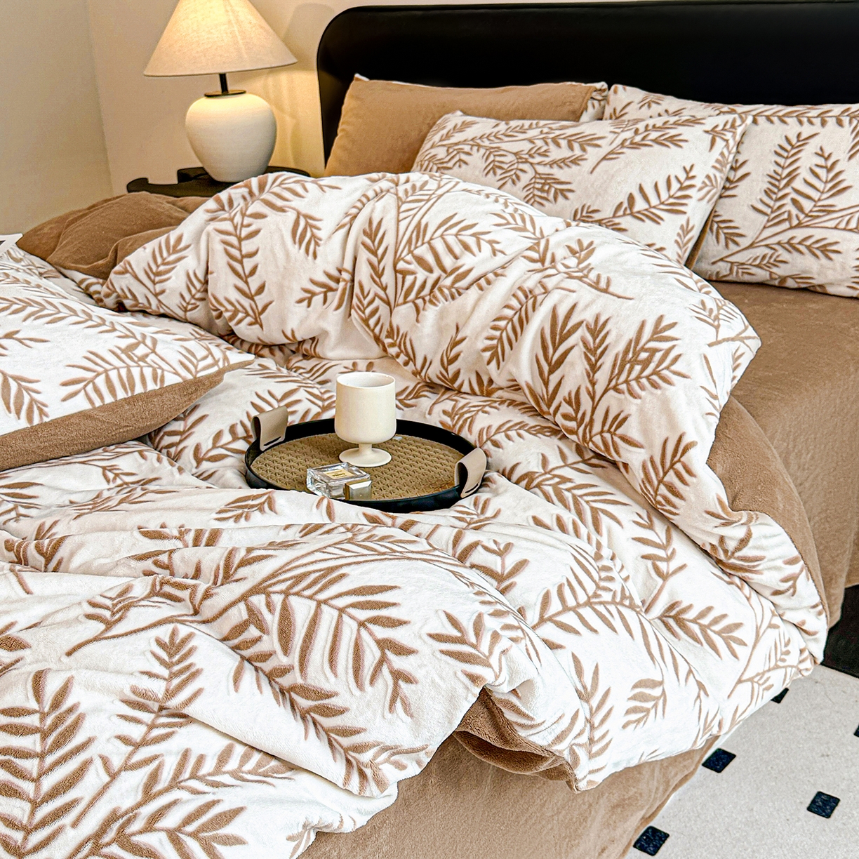 91家纺网 家纺一手货源 找家纺 寐眠 2025新款A类立体雕花牛奶绒四件套-系列二 暖棕雅致