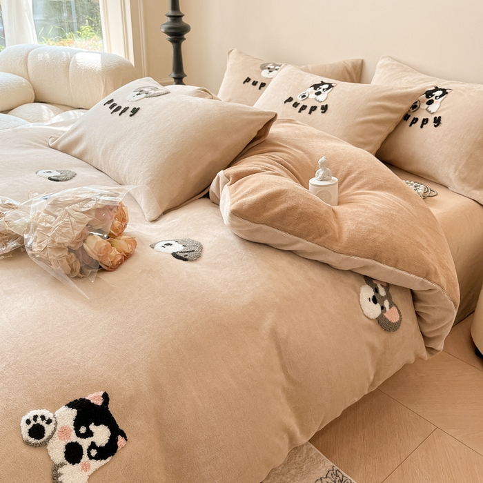 91家纺网 家纺一手货源 找家纺 懒猫家纺 2025新款牛奶绒毛巾绣四件套 狗仔派对