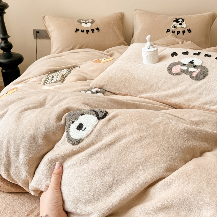 91家纺网 家纺一手货源 找家纺 懒猫家纺 2025新款牛奶绒毛巾绣四件套 狗仔派对