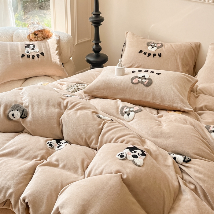 91家纺网 家纺一手货源 找家纺 懒猫家纺 2025新款牛奶绒毛巾绣四件套 狗仔派对