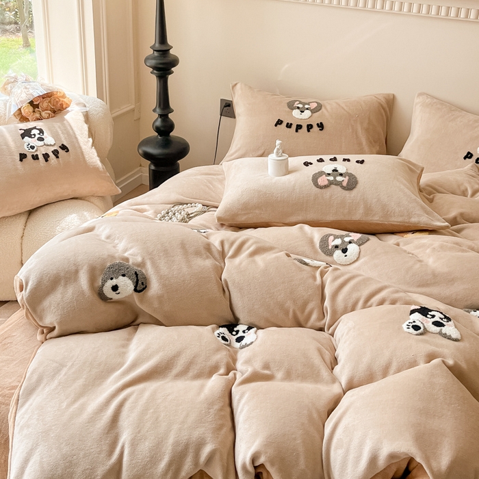 91家纺网 家纺一手货源 找家纺 懒猫家纺 2025新款牛奶绒毛巾绣四件套 狗仔派对