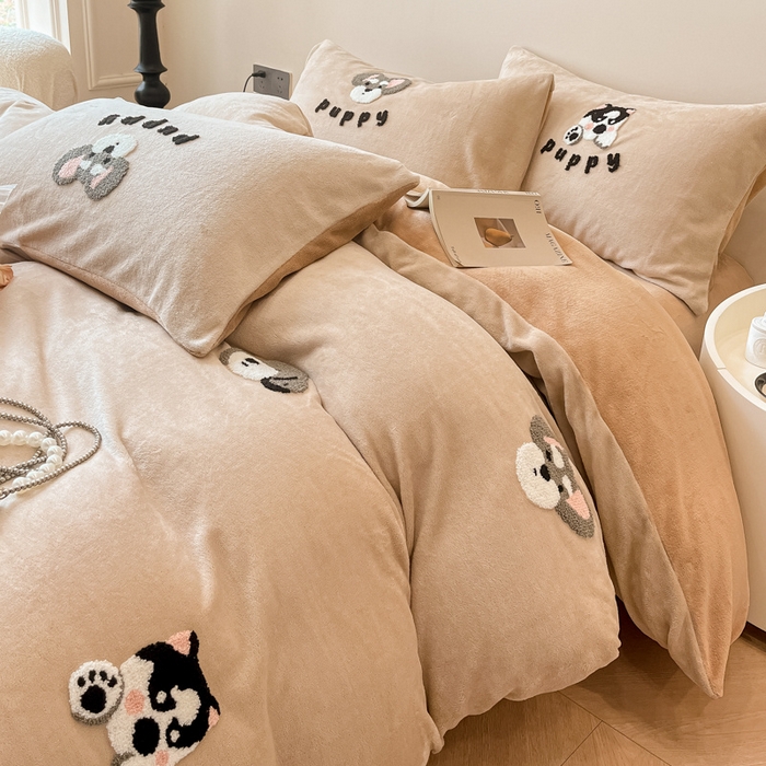 91家纺网 家纺一手货源 找家纺 懒猫家纺 2025新款牛奶绒毛巾绣四件套 狗仔派对