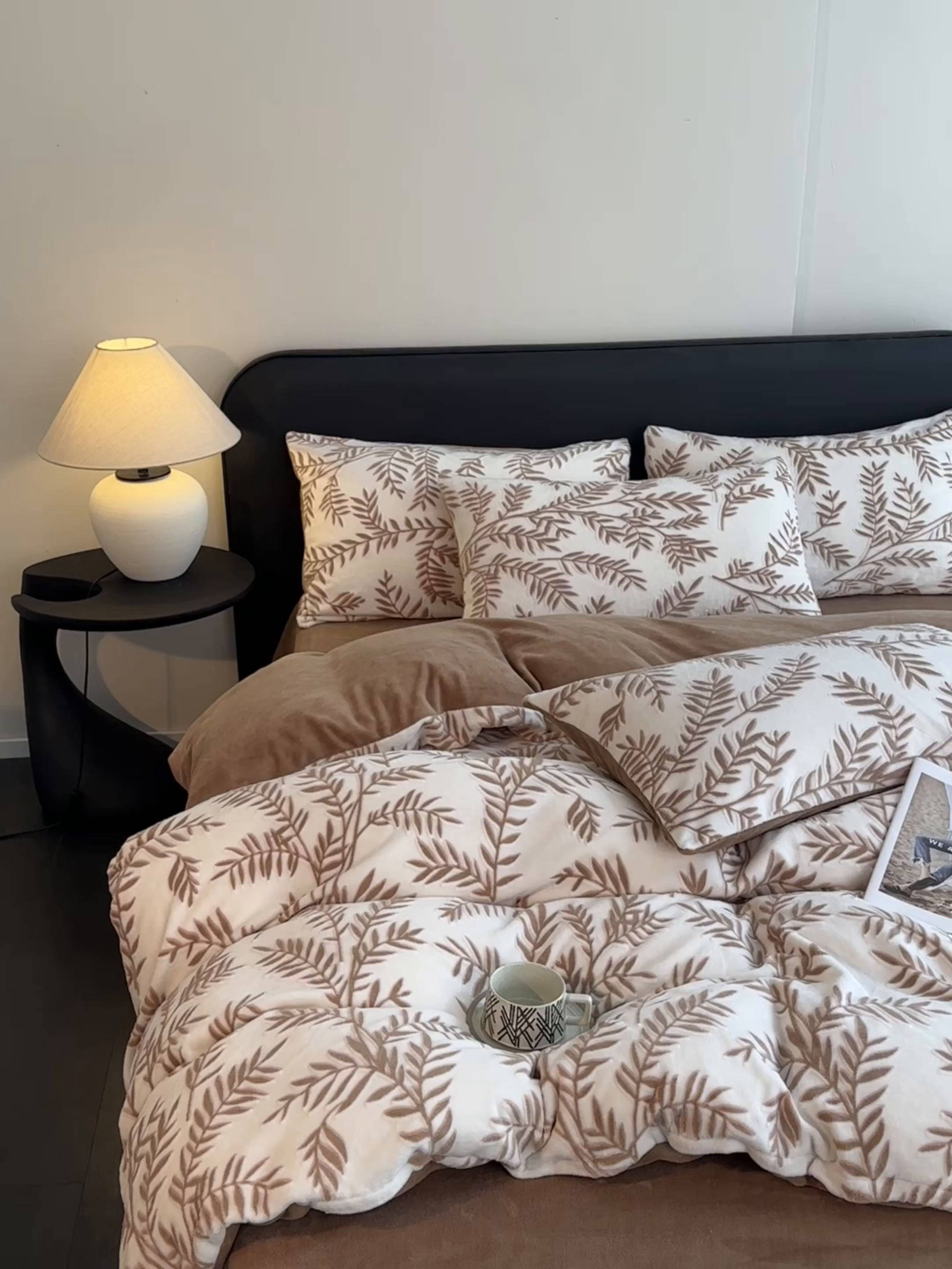 91家纺网 家纺一手货源 找家纺 寐眠 2025新款A类立体雕花牛奶绒四件套-系列二 暖棕雅致