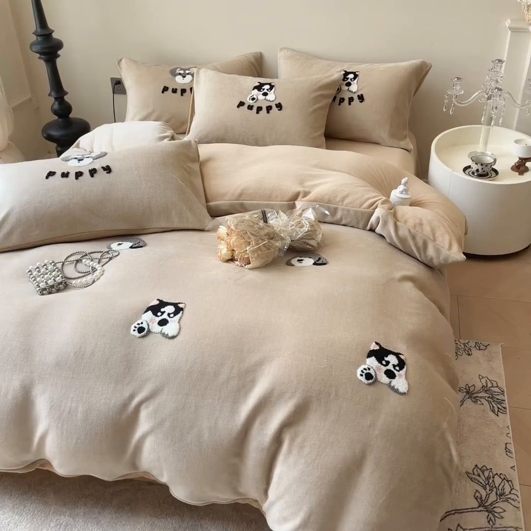 91家纺网 家纺一手货源 找家纺 懒猫家纺 2025新款牛奶绒毛巾绣四件套 狗仔派对