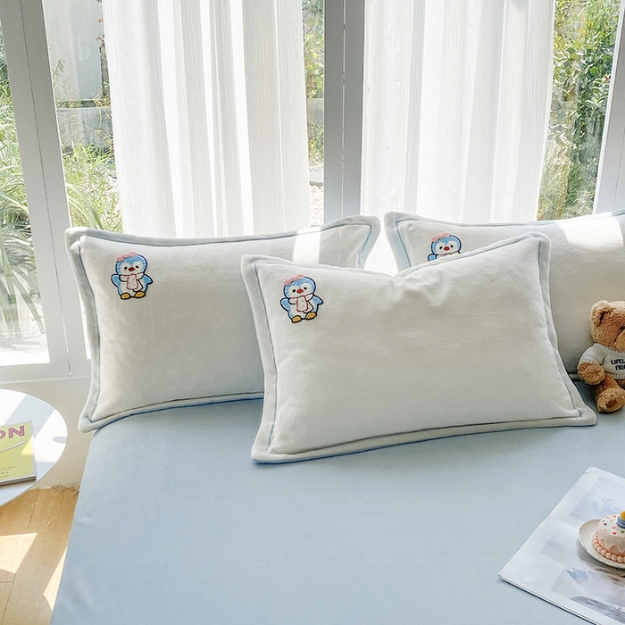 91家纺网 家纺一手货源 找家纺 人人爱家纺 2025新款牛奶绒绣花四件套 企鹅-米白