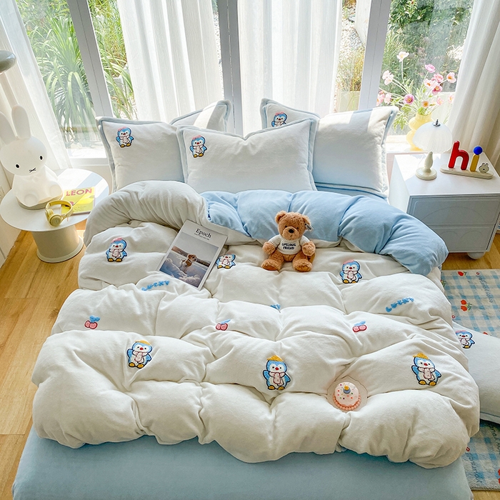 91家纺网 家纺一手货源 找家纺 人人爱家纺 2025新款牛奶绒绣花四件套 企鹅-米白