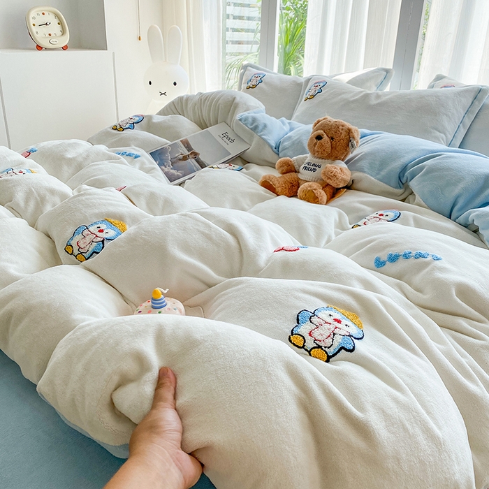 91家纺网 家纺一手货源 找家纺 人人爱家纺 2025新款牛奶绒绣花四件套 企鹅-米白