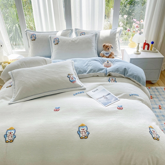 91家纺网 家纺一手货源 找家纺 人人爱家纺 2025新款牛奶绒绣花四件套 企鹅-米白