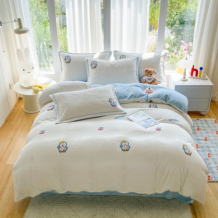 91家纺网 家纺一手货源 找家纺 人人爱家纺 2025新款牛奶绒绣花四件套 企鹅-米白