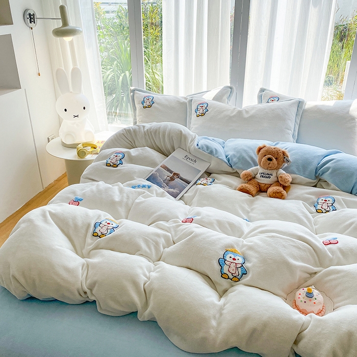 91家纺网 家纺一手货源 找家纺 人人爱家纺 2025新款牛奶绒绣花四件套 企鹅-米白