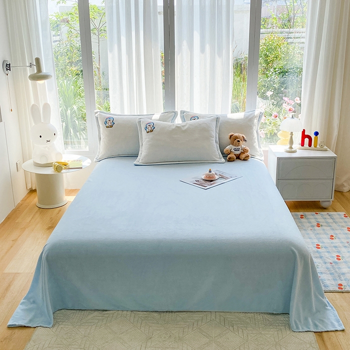 91家纺网 家纺一手货源 找家纺 人人爱家纺 2025新款牛奶绒绣花四件套 企鹅-米白