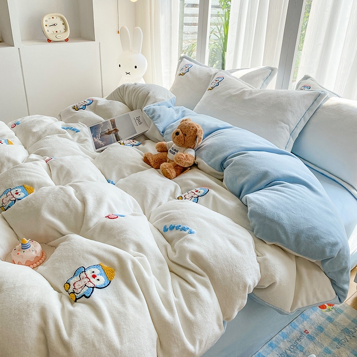 91家纺网 家纺一手货源 找家纺 人人爱家纺 2025新款牛奶绒绣花四件套 企鹅-米白