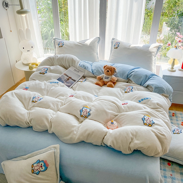 91家纺网 家纺一手货源 找家纺 人人爱家纺 2025新款牛奶绒绣花四件套 企鹅-米白