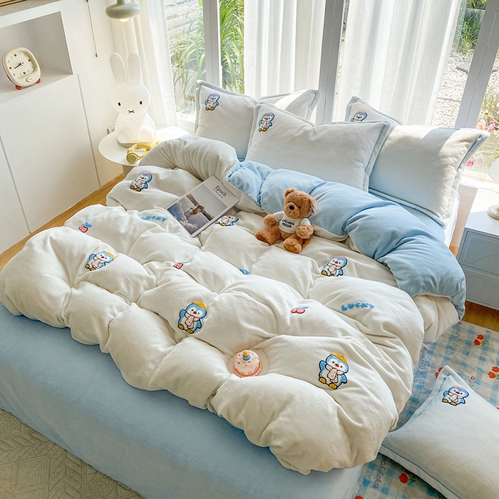 91家纺网 家纺一手货源 找家纺 人人爱家纺 2025新款牛奶绒绣花四件套 企鹅-米白