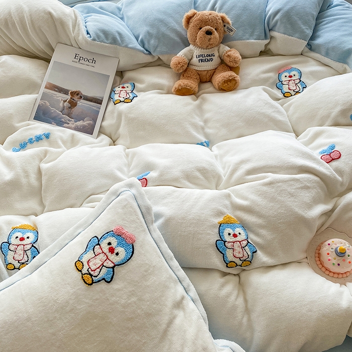 91家纺网 家纺一手货源 找家纺 人人爱家纺 2025新款牛奶绒绣花四件套 企鹅-米白