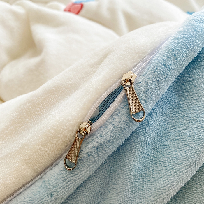 91家纺网 家纺一手货源 找家纺 人人爱家纺 2025新款牛奶绒绣花四件套 企鹅-米白