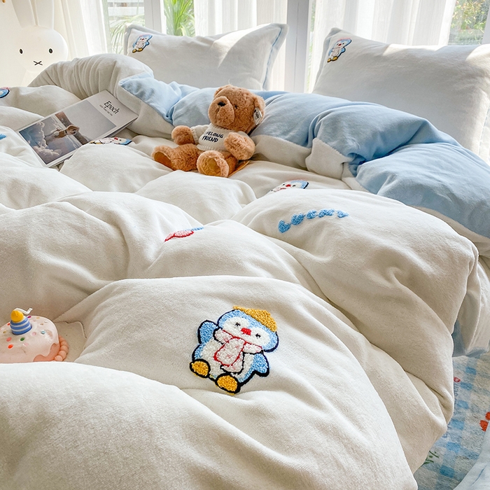 91家纺网 家纺一手货源 找家纺 人人爱家纺 2025新款牛奶绒绣花四件套 企鹅-米白