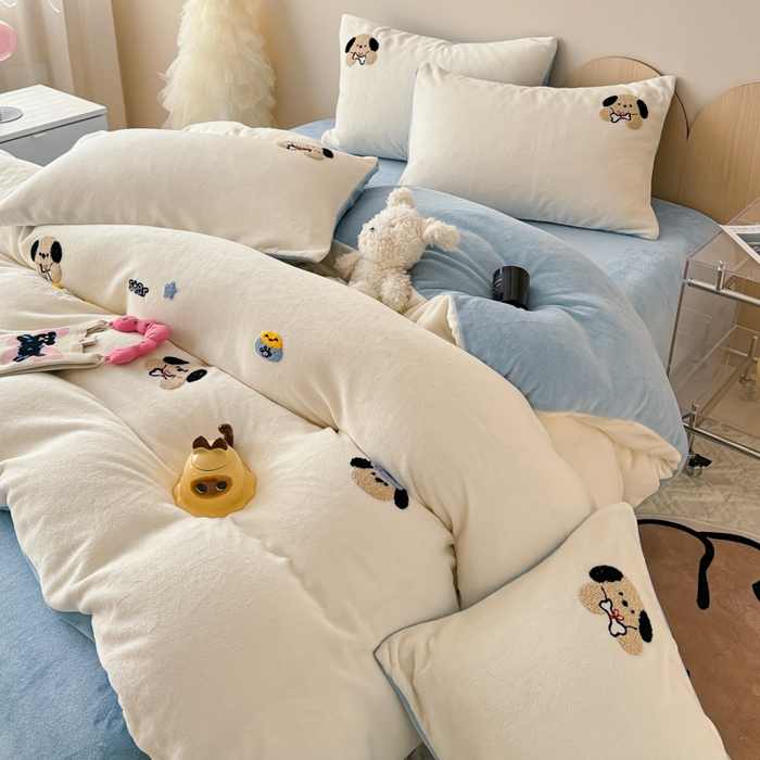 91家纺网 家纺一手货源 找家纺 懒猫家纺 2025新款牛奶绒毛巾绣四件套 骨头小狗